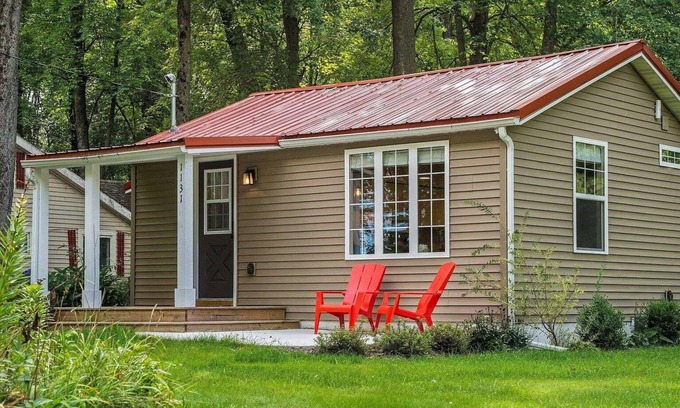 Baldwin Casa | Newly Renovated Cottage on Wolf Lake