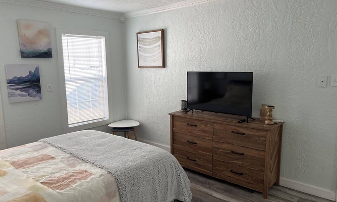 Lawton Cabaña | Newly renovated cozy cottage, located in the backyard of my home.