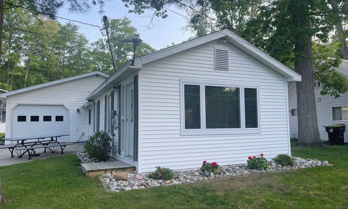 Higgins Lake Cabina | Newly renovated cozy cabin, walking distance to beach and park.
