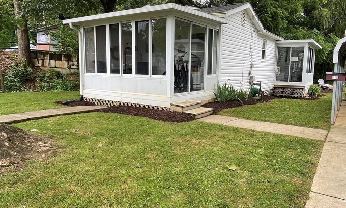 Waynesville Casa | Newly renovated downtown Waynesville cottage w/creek & outdoor space!