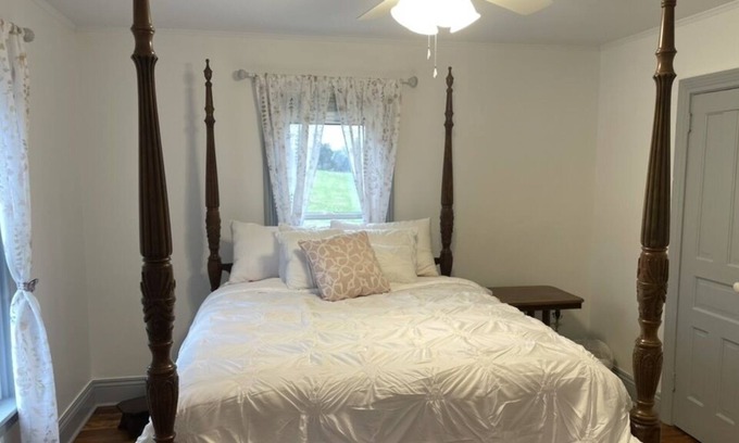Newport Casa | Newly renovated Farmhouse near Little Buffalo State Park