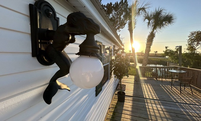 Suwannee Cabaña | Newly Renovated Fish Camp, Private Boat Dock, Fire Pit