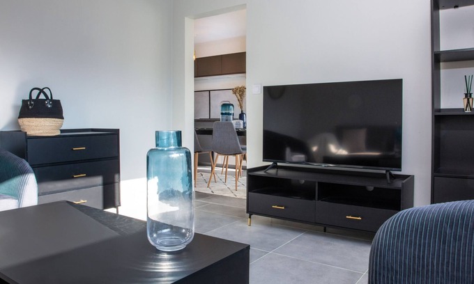 Ferney-Voltaire Apartamento | Newly renovated apartment, quiet and bright, 10 minutes from Geneva airport.