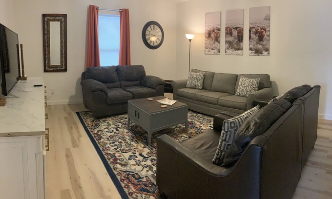 Dean Highland Casa | * Newly renovated * FRESH AND CLEAN * Minutes from Silos and McLane Stadium