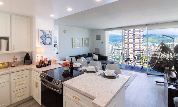 McCully - Moiliili Condominio | Newly Renovated Great View & Spacious! *Pet Friendly*
