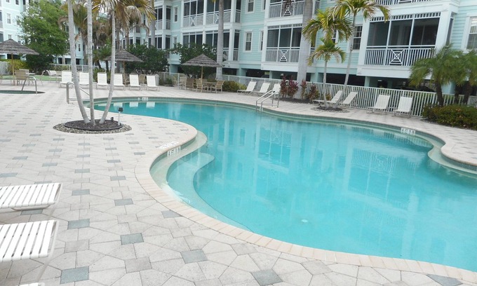 Charlotte Harbor Condominio | Apartamento espacioso, piscina climatizada, bañera de hidromasaje, sala de ejercicios, WiFi gratis y ascensor