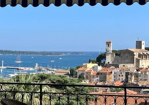 Riou - Petit Juas - Av de Grasse Apartamento | NEWLY RENOVATED! Harbour View on Balcony Terrace
