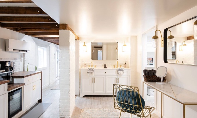 East Riverside Casa | Newly renovated historic garden level apartment