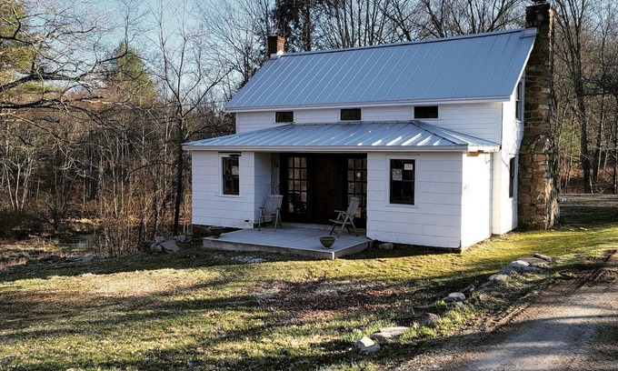 Sandyston Casa | Newly Renovated Historic Farmhouse on a quiet Country Lane