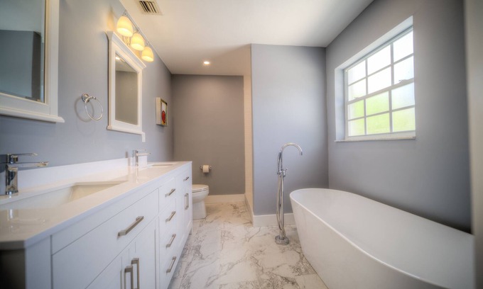White St. Gallery Casa | Newly renovated home close to the beach and all attractions