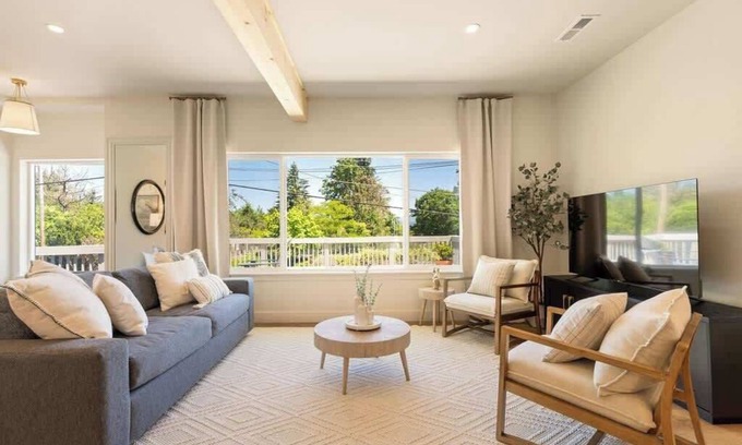 Camas Casa | Newly Renovated Home w/Hot Tub And Guest Suite