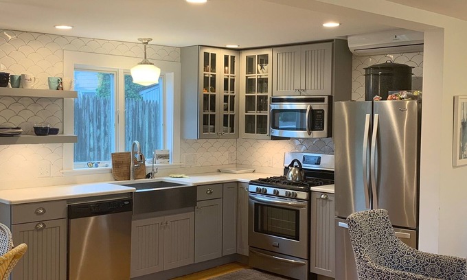 Falmouth Heights Casa | Newly renovated in the Heights! Walk to the Beach