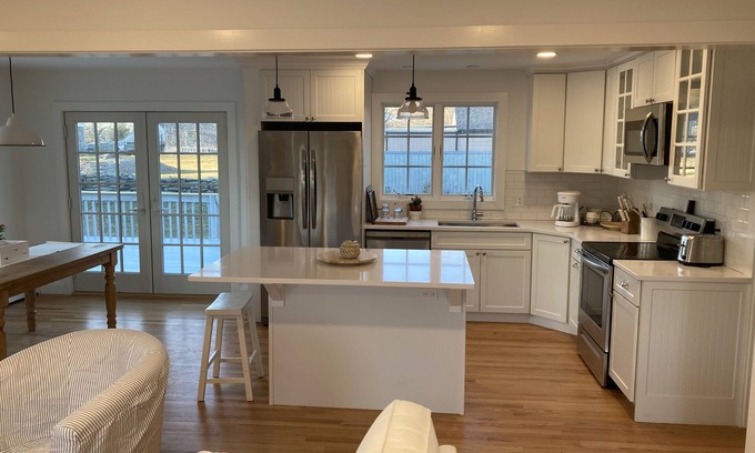 Easton's Point Casa | Newly Renovated in walking distance to two of Newport’s best beaches!