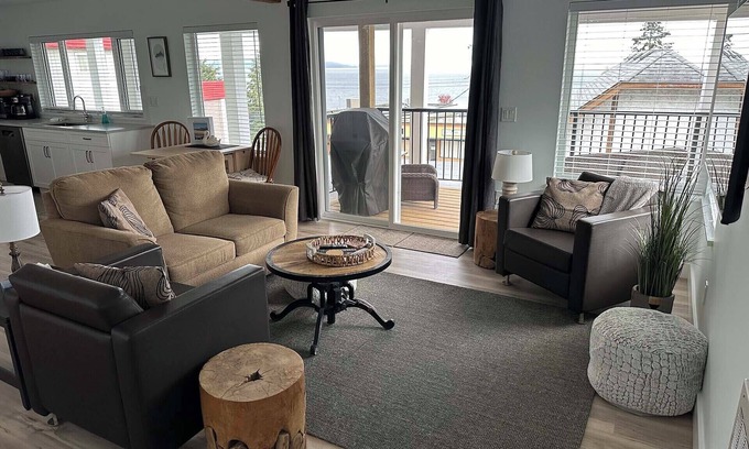 Powell River Apartamento | Newly Renovated. Just steps from the ferry to Vancouver Island.