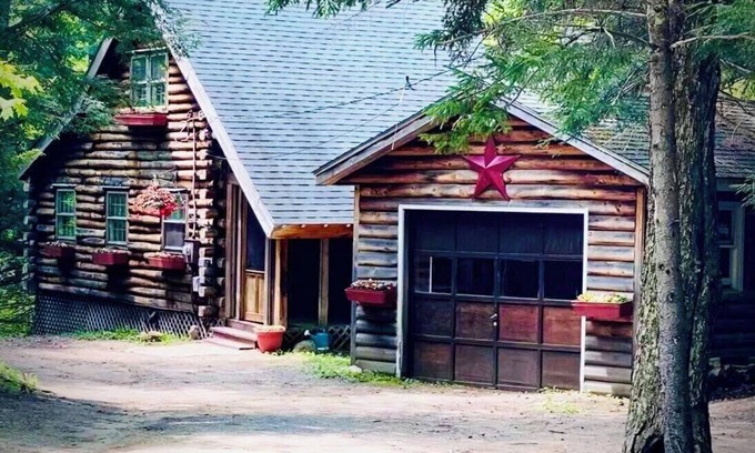 Tupper Lake Cabina | Cabaña de madera en la aldea de Tamarac