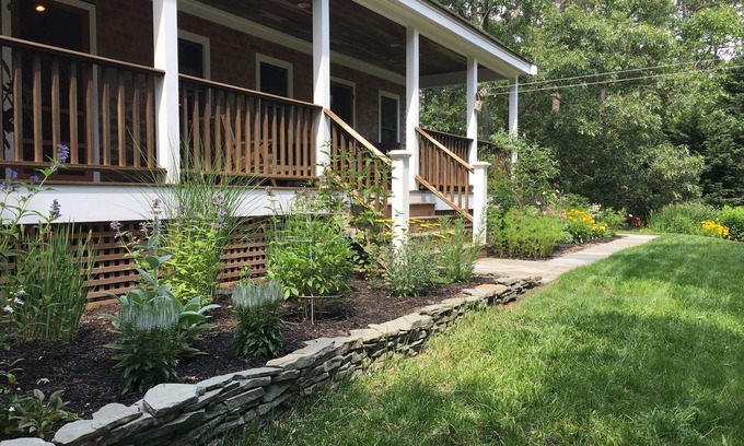 Wellfleet Casa | Porche del agricultor, entorno tranquilo, hermoso jardín, opción de aire acondicionado central
