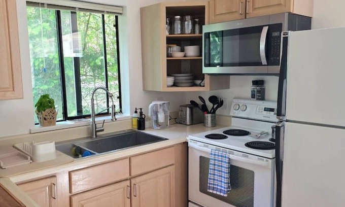 Point Roberts Casa | Newly Renovated, Light-Filled Cabin
