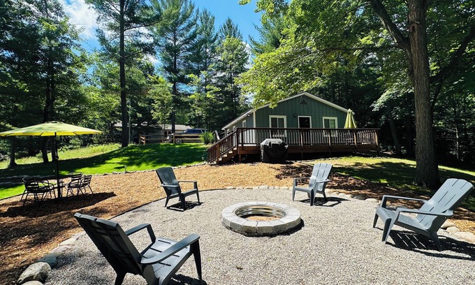 Mayfield Cabaña | NEWLY RENOVATED! Large sandy beach & swim area. Cute 3 bedroom lake house
