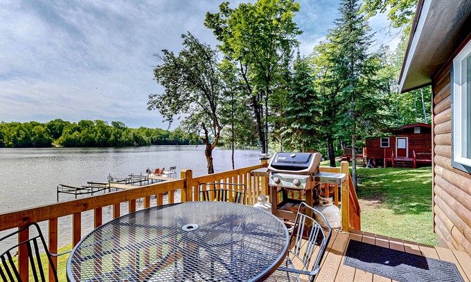 Presque Isle Cabina | ¡Cabaña frente al lago que admite perros con toques de madera y vistas increíbles al agua!