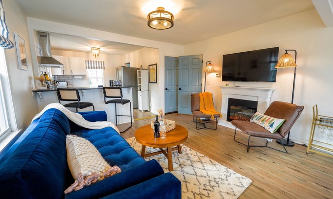 Tichigan Casa | Newly Renovated Lakefront Cottage, Peaceful, Cozy Modern Farmhouse ~Dog Friendly