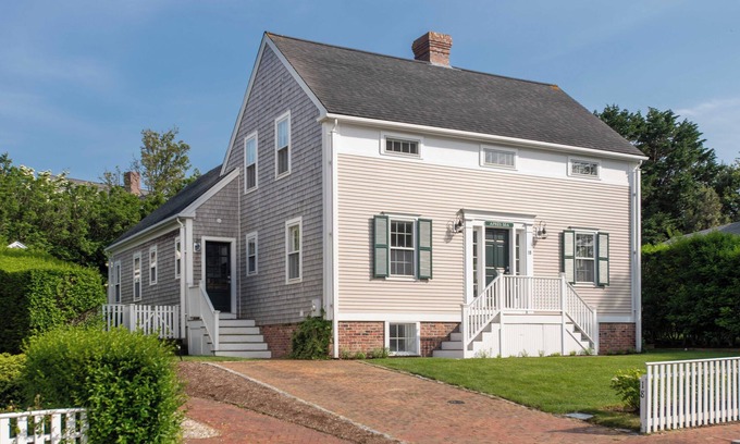 Naushop Casa | Newly renovated & landscaped 4-bedroom house in a fabulous neighborhood
