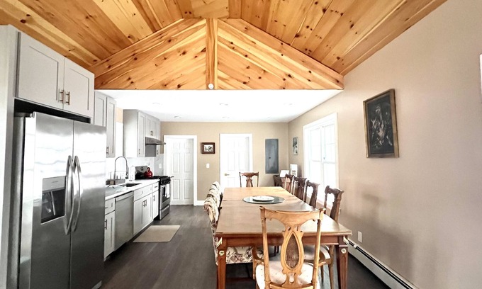 East Durham Otro | Newly Renovated Lovely 5-bedroom in East Durham