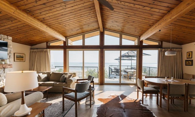 Markerville Cabina | Newly Renovated Luxury Lake Front Cottage with Private Dock and boat lift