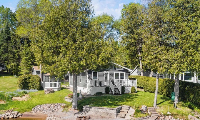 Petawawa Cabaña | Newly renovated luxury cottage right on water with private beach