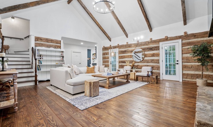 Jackson County Otro | *Newly Renovated Luxury Designer Farmhouse on a 35-Acre Farm, Private and Gated!