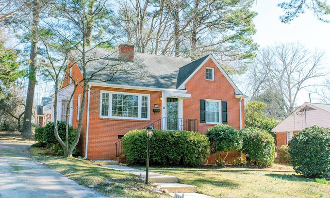 Fuquay-Varina Casa | Newly Renovated Mid-Century Home. Walk to Downtown Fuquay. Close to Raleigh.