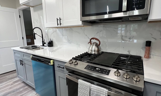 Bolingbrook Casa | Newly Renovated Modern Bolingbrook Retreat
