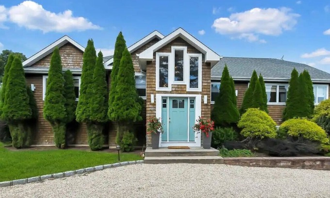 Shinnecock Hills Casa | Newly Renovated, Modern home with pool, cathedral ceilings, open-floor...