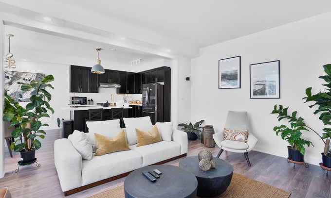 Thorold Casa | Newly Renovated Modern Home near Niagara!