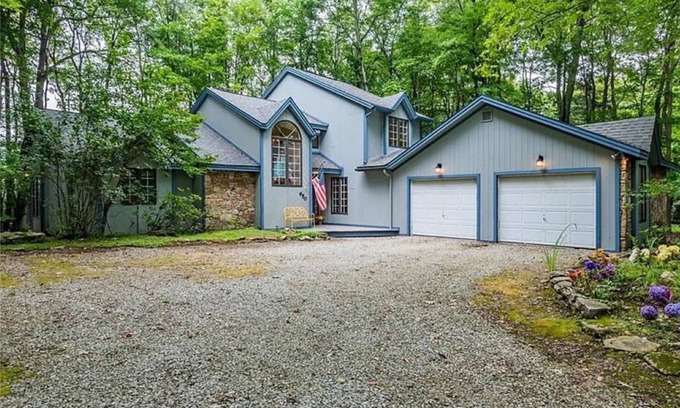 Hidden Valley Casa | Newly Renovated mountain top Ski House - Short Walk to Slopes