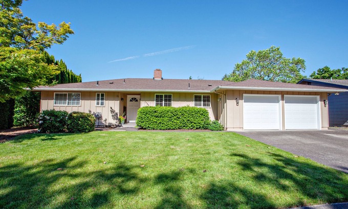Eugene Casa | Newly renovated, near the U of O and Hayward field . Garage space available.