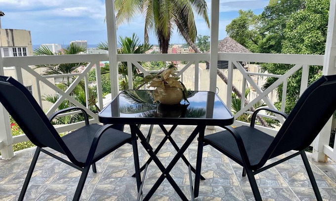 Ocho Rios Condominio | Apartamento recientemente renovado con vista al mar
