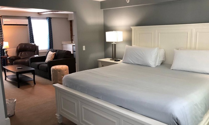 Top of the Hill Apartamento | Newly renovated one bedroom unit. Walk to center of town.