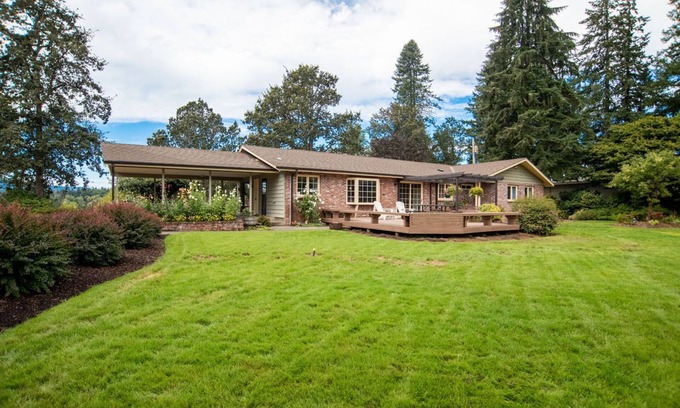 Scholls Otro | Newly Renovated! Peaceful Country Farmhouse with Hot Tub and Pool