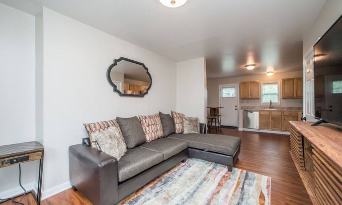 Carnegie Casa | ⭐️Newly Renovated Perfect 4 Business and Leisure $5 Express to Steeler Game