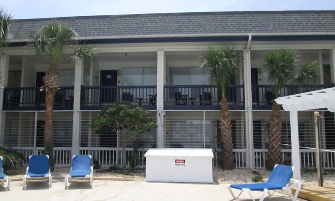 Saint Helena Island Complejo | Newly Renovated Poolside Studio Steps from Beach Club & Tennis - Pet Friendly