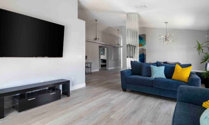 Pinecrest West Park Casa | Newly Renovated Pool Home Near Down Town & Airport