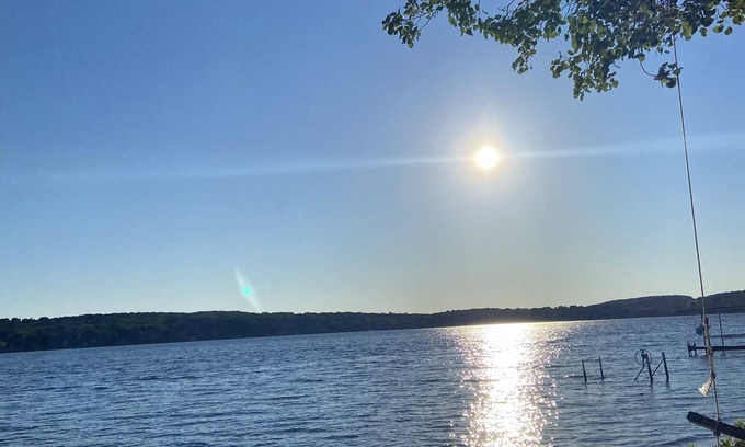 East Jordan Cabaña | *NEWLY RENOVATED* private lake front home on LAKE CHARLEVOIX!