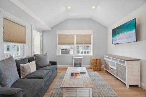 Hampton Apartamento | Newly Renovated Professional Design Partial Ocean Views