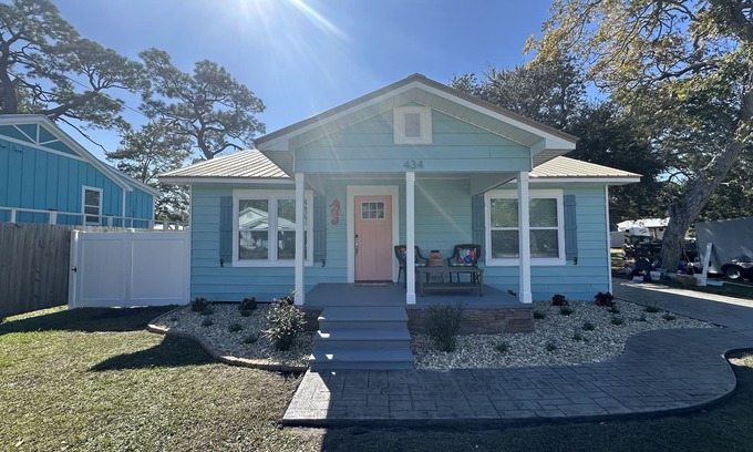 Port St. Joe Casa | Newly Renovated Seahorse Cottage 2 blocks to Bay & 1/2 Mile to Downtown PSJ 3/2
