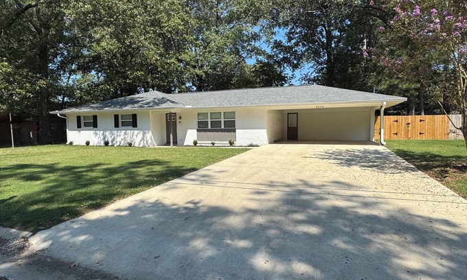 Starkville Casa | Newly renovated spacious 3 BR/2 Bath home. Only 2.6 miles from Davis Wade.