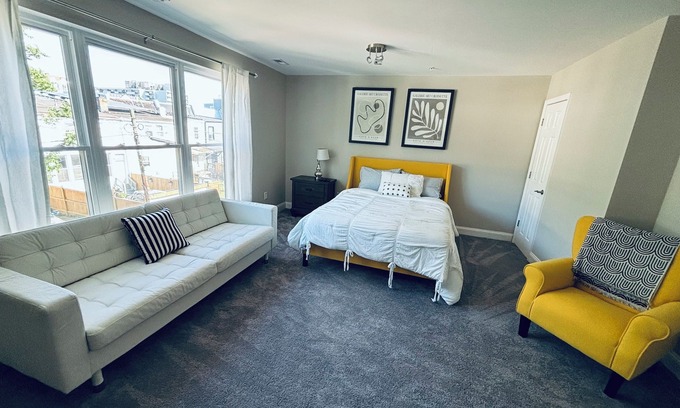 H Street Corridor Cama Y Desayuno | Newly Renovated Spacious 5 Bedroom in the heart of DC! Can sleep 11 people!!