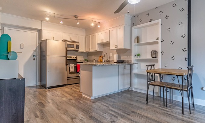 Crabtree Apartamento | Newly Renovated Studio Downtown