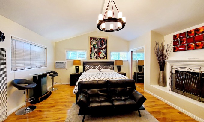 Oak Park Casa | Newly Renovated Stylish Guest Suite with Exterior Entrance