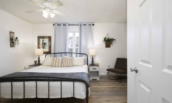 Cartersville Casa | Newly Renovated Townhome with THREE KING-SIZE beds