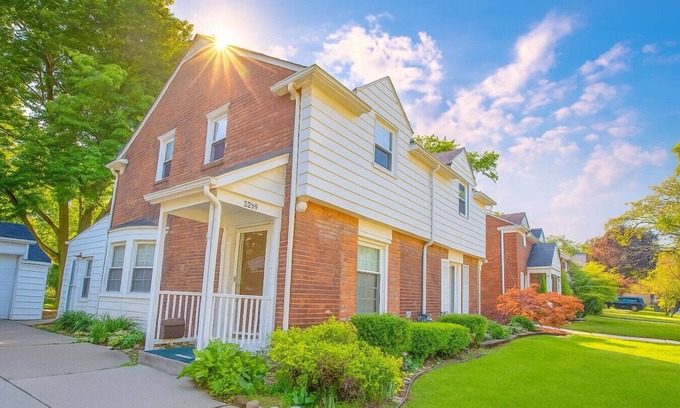 Dearborn Casa | Newly Renovated Townhouse on a Tranquil Street
